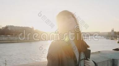 电影镜头闪烁着幸福美丽的微笑着的女人在巴黎塞纳河日落时的慢镜头。