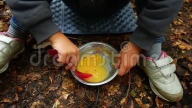 野营午餐的概念。 孩子吃粥。