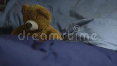 泰迪熊在病人`床上，非洲慈悲