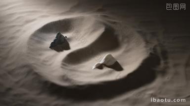 山丘形状的<strong>石头</strong>在太极图案的沙子上