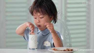 可爱的小男孩喝牛奶吃<strong>饼干</strong>