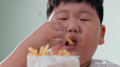 小胖男孩吃薯条视频素材