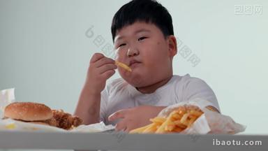 小胖男孩吃快餐饥饿宣传视频