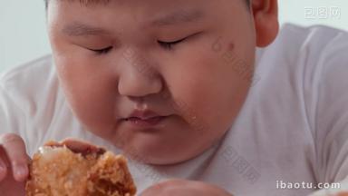 小胖男孩吃炸鸡油实拍