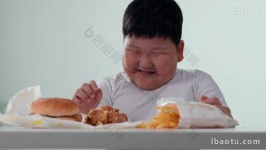小胖男孩吃快餐不健康食物4K分辨率视频素材