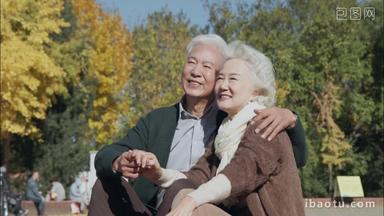 幸福的老年夫妇坐在公园里