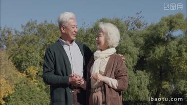 幸福的老年夫妇在公园里