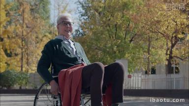 坐轮椅的老年人在户外看风景