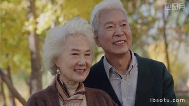 幸福的老年夫妇站在公园里