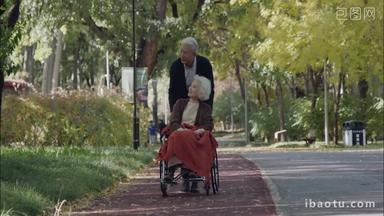 老年人老年夫妇两个户外浪漫短片