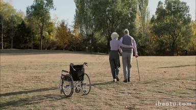 老年夫妇相互搀扶着在公园里<strong>散步</strong>