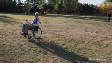 坐轮椅的老年人在户外看风景
