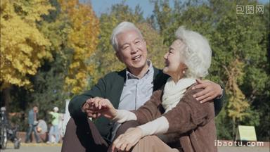 幸福的老年夫妇在公园里<strong>做</strong>瑜伽