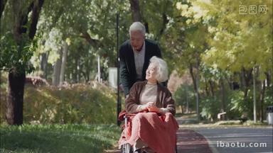 幸福的老年夫妇在<strong>公园</strong>里做瑜伽