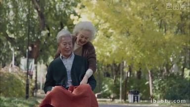 幸福的老年夫妇在公园里做瑜伽