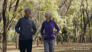 幸福的老年<strong>夫妇</strong>在公园里做瑜伽