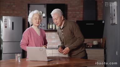 老年夫妇水杯横屏使用电脑视频素材