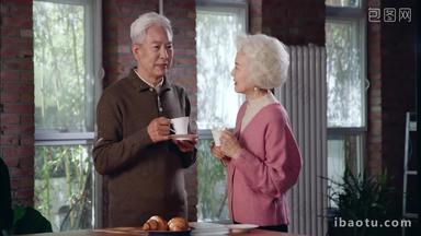 老年夫妇喝咖啡