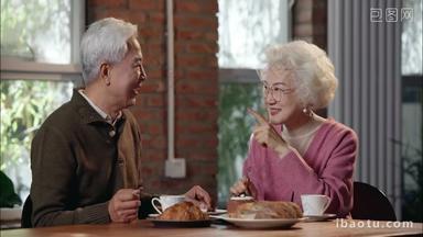 老年夫妇老年人面包温馨健康食物实拍