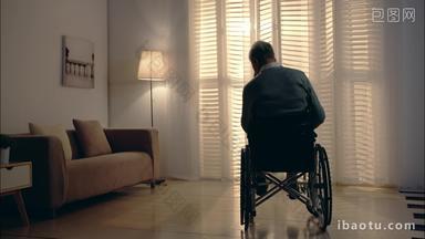 孤独的<strong>坐</strong>在<strong>轮椅</strong>上的老年人生病