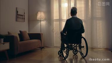 孤独的坐在轮椅上的老年人忧虑高清视频