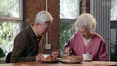 老年夫妇吃早餐