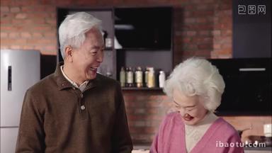 老年夫妇老年人准备食物毛衣镜头