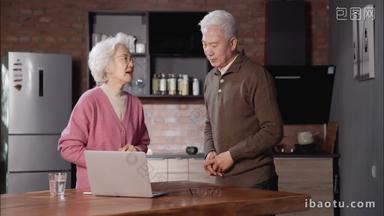 老年夫妇爱笔记本电脑镜头