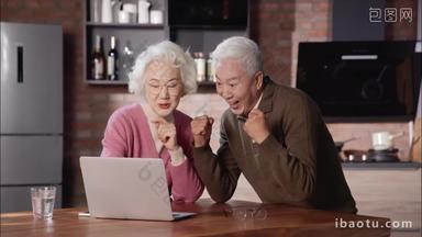 老年夫妇互联网影视冰箱素材