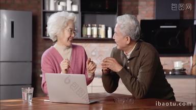 老年夫妇老年人两个心态购物清晰视频