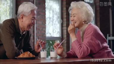 老年夫妇老年人活力温馨牛奶视频