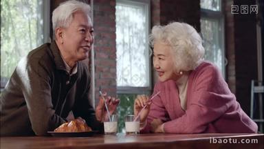 老年夫妇老年人膳食放松杯子视频素材