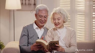 <strong>老年</strong>夫妇坐在沙发上看书