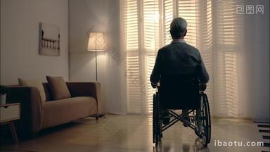 孤独的坐在<strong>轮椅</strong>上的老年人坐着灯光高清视频
