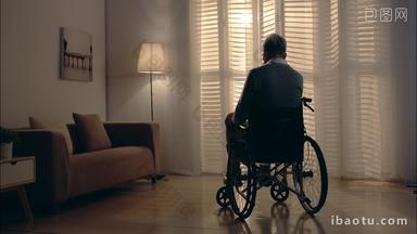 孤独的坐在轮椅上的老年人关爱昏暗清晰实拍