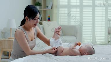 年轻妈妈母婴儿子家庭生活纸尿裤素材