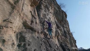 青年女人在<strong>悬崖</strong>峭壁上攀岩