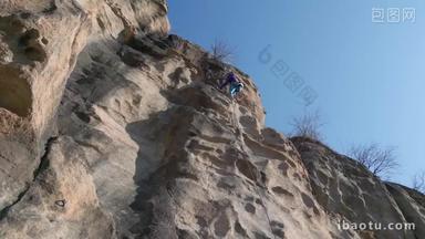 青年女人在悬崖峭壁上攀岩