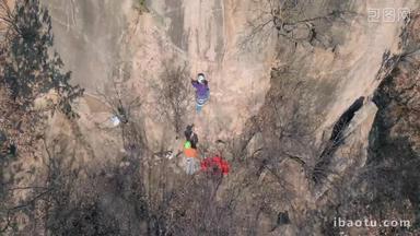 青年伴侣登山冒险季节高清视频