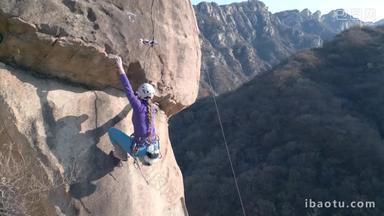 青年女人攀岩绳子优质实拍