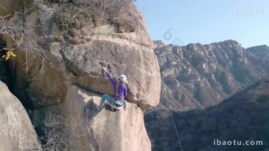 青年女人攀岩爬山悬崖宣传片
