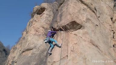 青年女人极限运动悬崖锻炼实拍素材