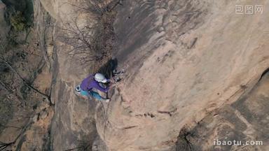 青年女人攀岩上升岩石实拍素材