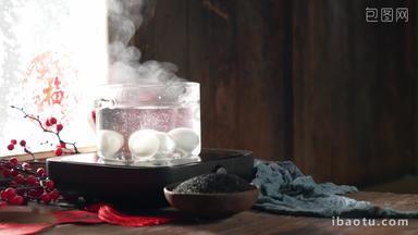 装满开水的锅里煮元宵热气住宅房间视频