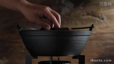 烹饪食品的铁锅烹调用具视频