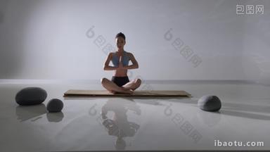 年轻女人瑜伽坐着全身像活力高清视频
