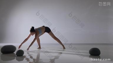 年轻女人瑜伽瑜珈养生视频