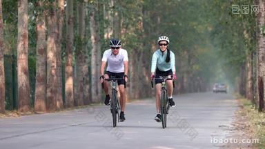 青年情侣骑自行车欢乐放松快乐清晰实拍
