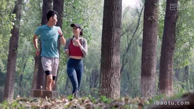 青年情侣跑步影视道路宣传片