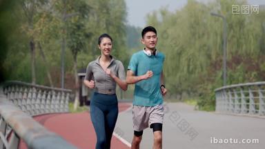 青年情侣跑步健身横屏实拍素材